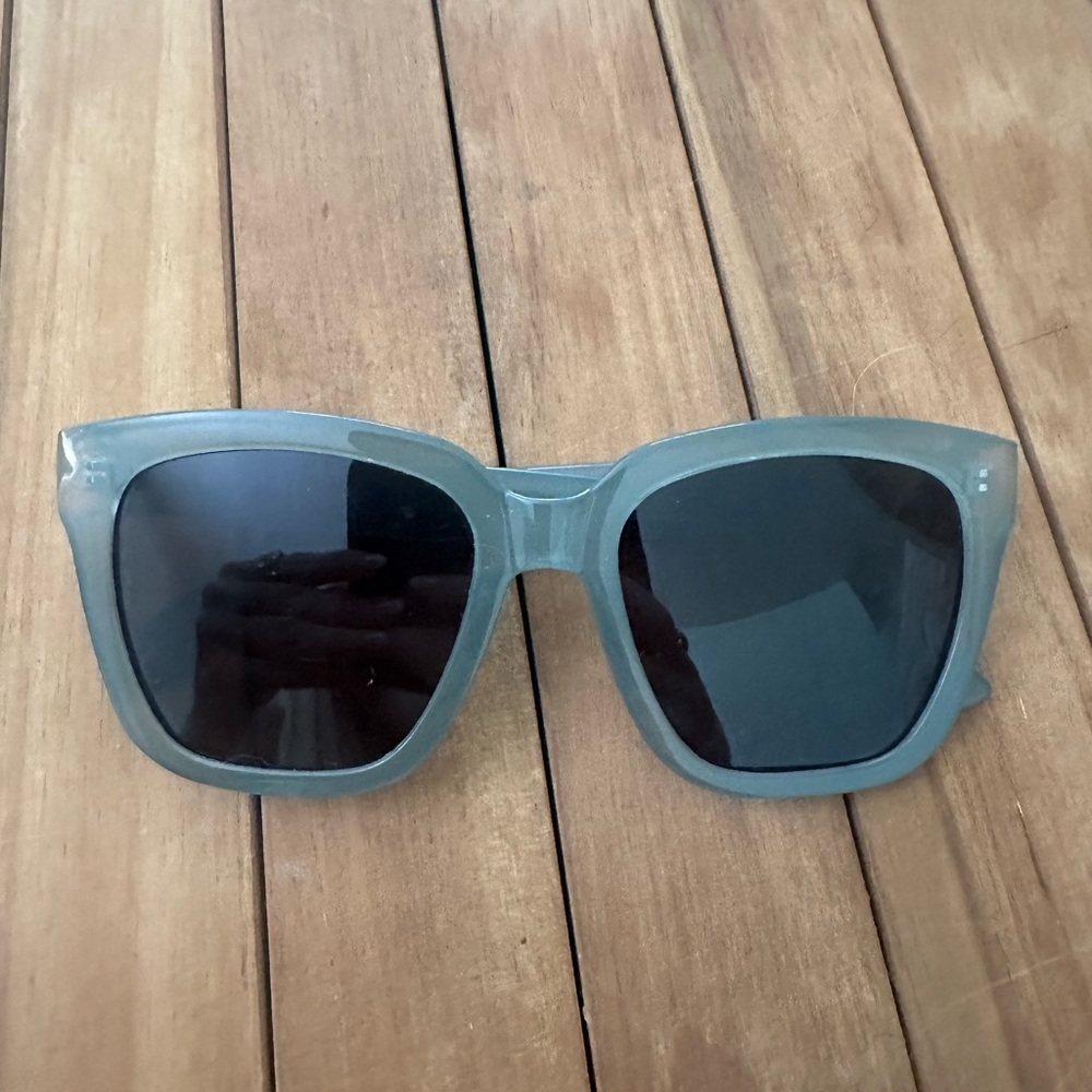 Islander Eyes Gray/ blue sunnies